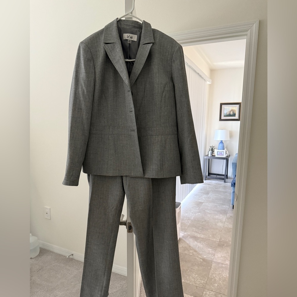 Le Suit Classic Gray Women's Blazer and Pants Set
